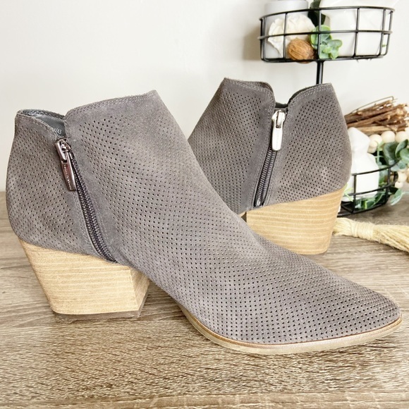 Vince Camuto Nethera Gray Perforated Leather Pointed Toe Ankle Booties 11M - Picture 6 of 12